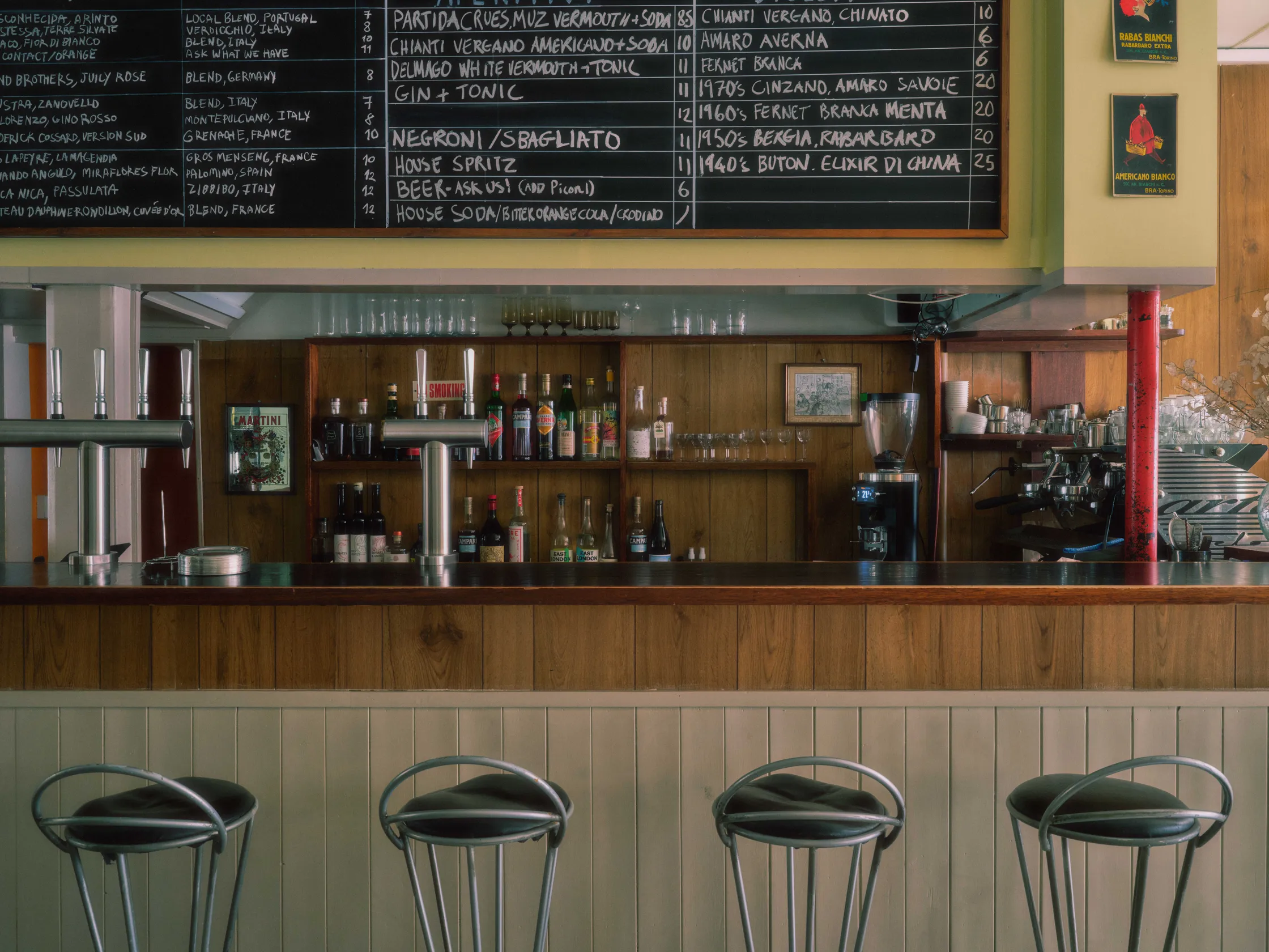 Leo's Restaurant & Bar
